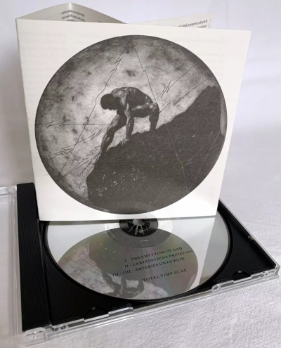 CD com capa mostrando figura humana a subir rocha em imagem circular cinza e disco refletor com texto