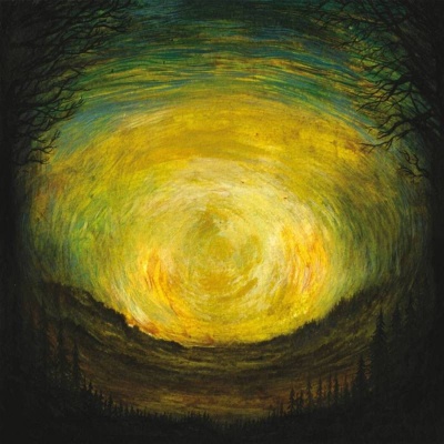 Pintura de céu amarelo esverdeado com árvores negras em redor