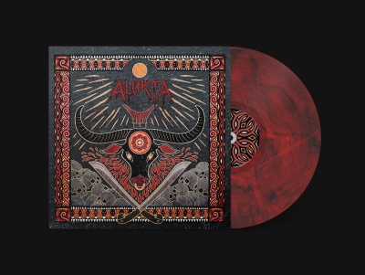 Disco de vinil vermelho e preto com capa artística preta, vermelha e cinzenta