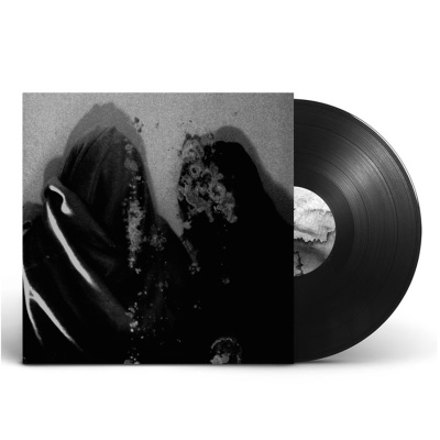 Disco de vinil com capa preta e branca com duas figuras cobertas