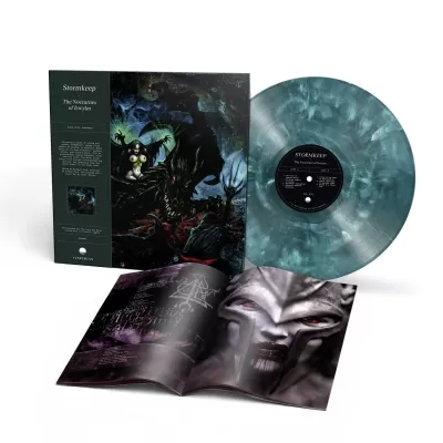 Vinil Stormkeep The Nocturnes of Iswylm com capa ilustrada, disco marmoreado e livreto aberto.