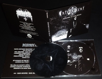 Capa e disco de CD de música metal com design preto e branco, figuras escuras e texto gótico