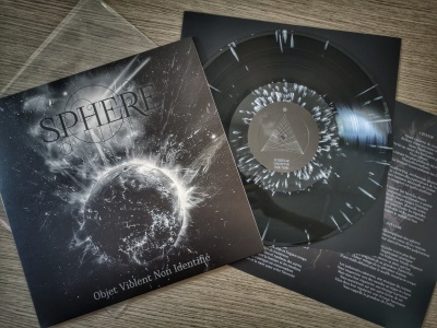 Disco de vinil preto com estampado branco e capa preta ilustrada com esfera cósmica.