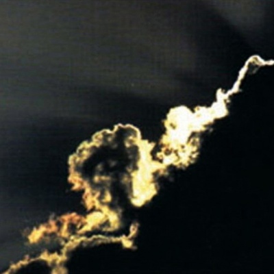 Nuvem dourada iluminada contra o céu escuro