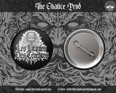 Dois botons, um a mostrar a frente preta com texto branco gótico e figura, o outro a mostrar a parte de trás metálica com alfinete, em fundo preto decorado e texto 'The Chalice Prod'.