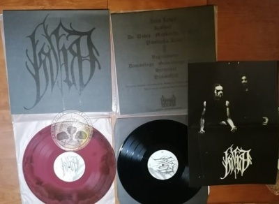 Dois discos vinil, capas cinzentas e poster com pessoas em preto e branco.