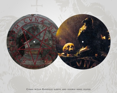 Disco de vinil com pentagrama vermelho e caveira com corvo em fundo escuro