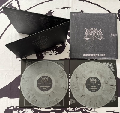 Vinil duplo cinza e preto marmoreado com capa preta e texto Haudankylmyyden Mailla