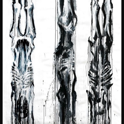 Pintura abstrata em preto, branco e cinzento com três figuras verticais alongadas