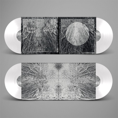 Discos de vinil brancos com capas texturadas a preto e branco e texto estilizado