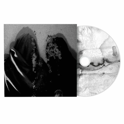 CD preto e branco com capa mostrando duas figuras encapuzadas e CD com padrão manchado cinzento