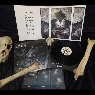 Vinil preto com capa de álbum, gráficos preto e branco e ossos sobre fundo preto