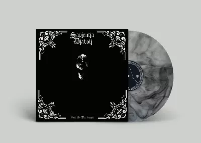 Vinil cinza marmoreado com capa preta decorada com ornamentos brancos e texto Sapientia Diaboli e For the Darkness