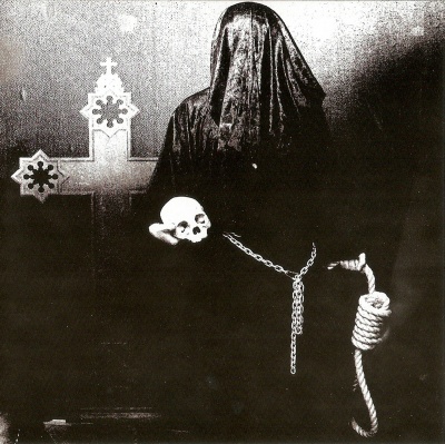 Figura com capa e capuz preto segurando um crânio e uma corda, com uma cruz ao fundo