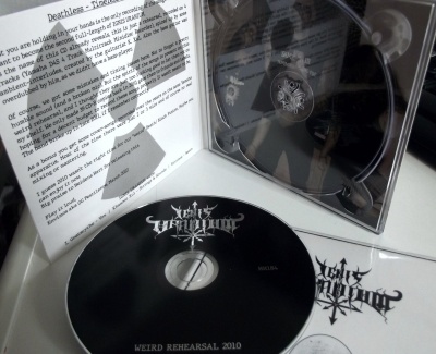 CD preto e branco WEIRD REHEARSAL 2010 com encarte em embalagem aberta