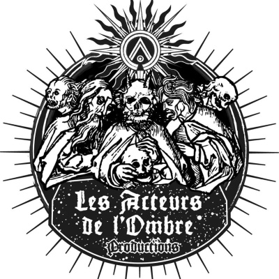 Ilustração circular em preto e branco com figuras humanas, caveiras e texto Les Atreurs de lOmbre Productions