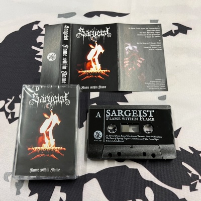 Cassete de música da banda Sargeist com encarte e caixa de plástico