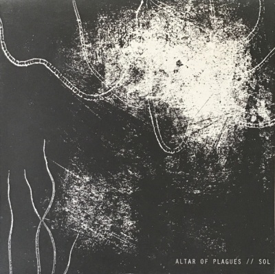 Capa de álbum preto e branco com texto ALTAR OF PLAGUES // SOL