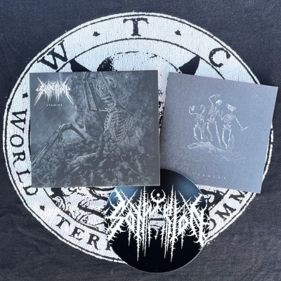 Capa de CD de banda metal com desenho de esqueleto, livreto e disco em tecido com símbolo circular