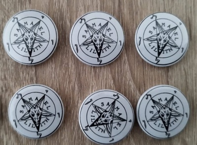 Seis bottons brancos com pentagrama e texto 'LILITH SAMMEL' sobre madeira