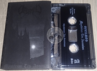 Cassete de música preta com capa escura e texto