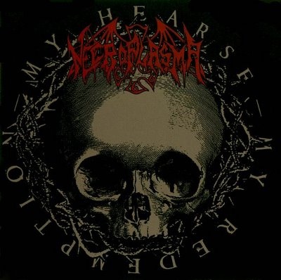 Capa de álbum preto com crânio cinzento, texto circular branco e logótipo vermelho estilizado