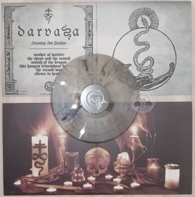 Capa de vinil transparente da banda Darvaza com arte esotérica e altar de velas