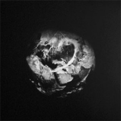 Objeto arredondado com texturas naturais em fundo preto