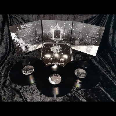 Três discos de vinil pretos com encarte aberto preto e branco com gráficos e texto branco