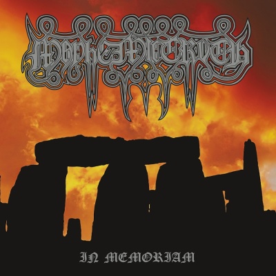 Capa de álbum com construção megalítica em silhueta e céu alaranjado ao pôr do sol