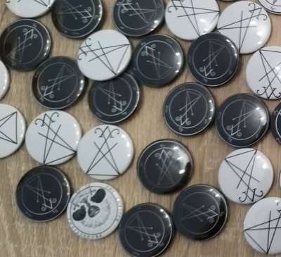 Botons redondos preto e branco com símbolos geométricos