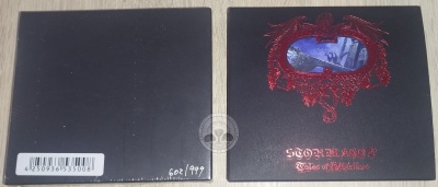 Duas capas de CD negras com relevo vermelho e código de barras