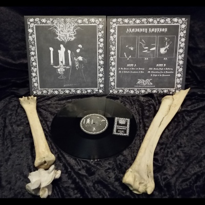 Disco de vinil preto com capa dupla e ossos grandes