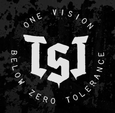 Logótipo com letras TSJ em branco sobre fundo preto com texto circular