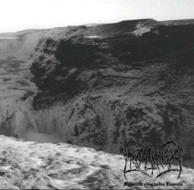 Paisagem rochosa e árida em preto e branco com relevo irregular