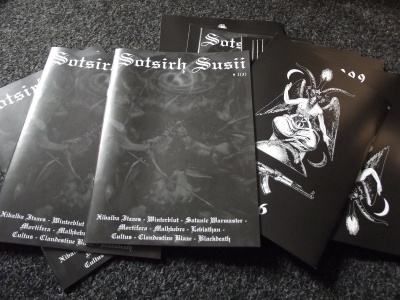 Revistas ou fanzines com capas a preto e branco relacionados com música ou temas obscuros