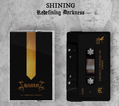 Cassete de áudio e caixa com texto SHINING VII REDEFINING DARKNESS