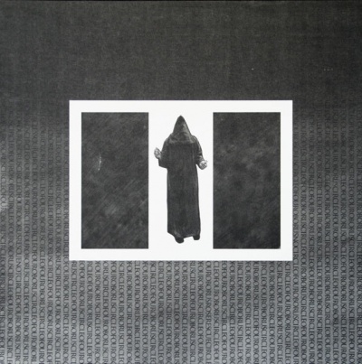 Figura com manto preto entre duas caixas pretas sobre fundo com texto repetido