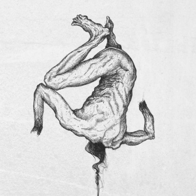 Desenho a preto e branco de figura humana curvada e musculada em esboço detalhado