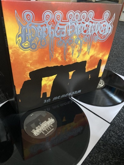 Vinil preto com capa em tons quentes e texto IN MEMORIAM