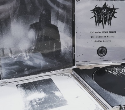 CD com capa com figura escura, texto e CD preto com logotipo branco num estojo aberto.