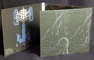 Capa gráfica de CD aberta com imagem abstrata e texto