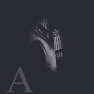 Janela gótica em preto e branco com letra A