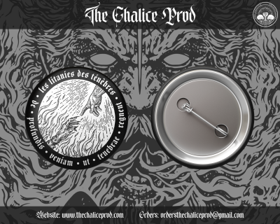 Botton metálico com imagem em preto e branco e texto circular, marca The Chalice Prod ao fundo