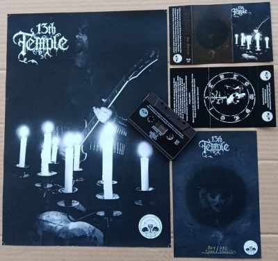 Conjunto de produtos musicais preto e branco com velas e texto 13th Temple.