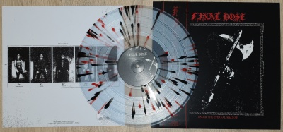 Vinil transparente com gotas vermelhas e pretas e capas preta e branca com texto e imagens da banda