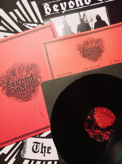 Discos de vinil e capas pretas e vermelhas com título 'Beyond man'