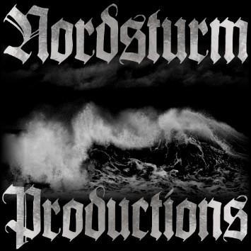 Texto gótico 'Nordsturm Productions' sobre ondas do mar em preto e branco