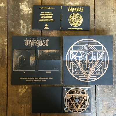 Conjunto de CD e encartes da banda Urfaust com padrão geométrico dourado sobre fundo preto