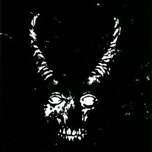 Crânio branco com chifres curvados sobre fundo preto